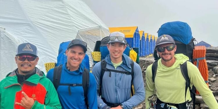 Autumn Climbing: More than 450 people took climbing permits