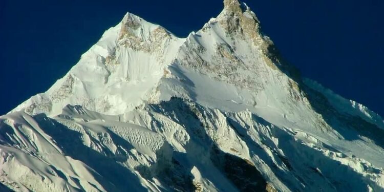 Autumn Climbing: More than 450 people took climbing permits