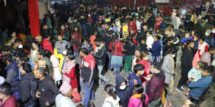 Over 450 thousand devotees perform worship at Pashupati Temple till 11:00 am
