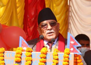 Dissenting farmers throw agro produce in the road