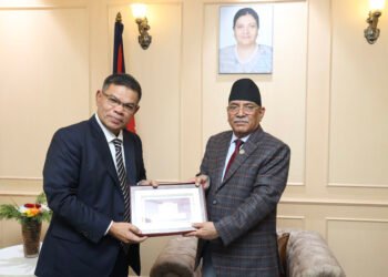 Dissenting farmers throw agro produce in the road