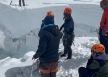 Search continues for Sherpas missing in Mt Everest avalanche