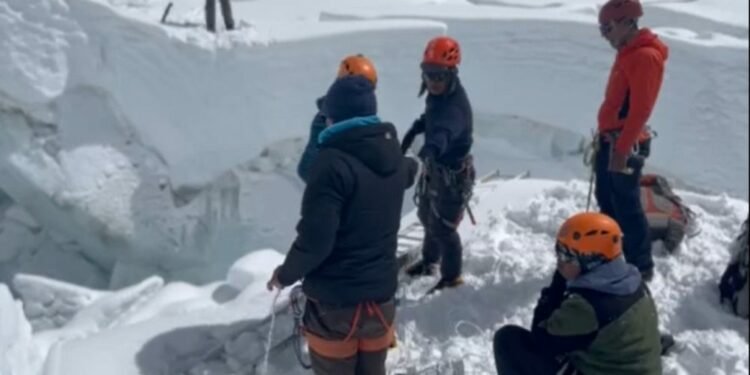 Search continues for Sherpas missing in Mt Everest avalanche