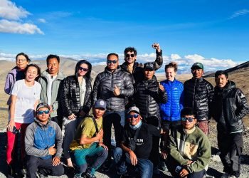 SST’s team of 11 climbers scale Mt Cho Oyu this morning