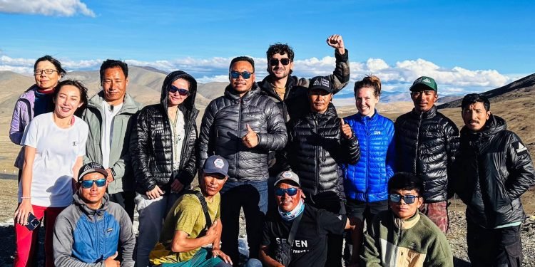 SST’s team of 11 climbers scale Mt Cho Oyu this morning