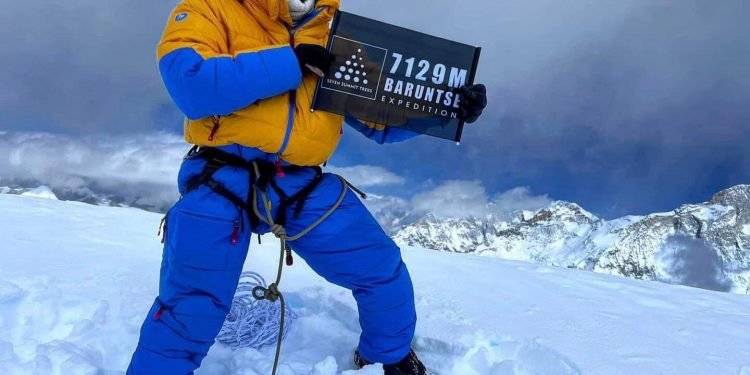 Three climbers scale Mt Baruntse with Seven Summit Treks  