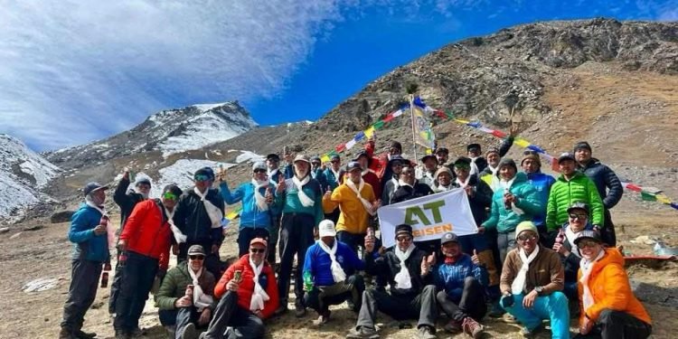 Two climbers scale Putha Hiunchuli