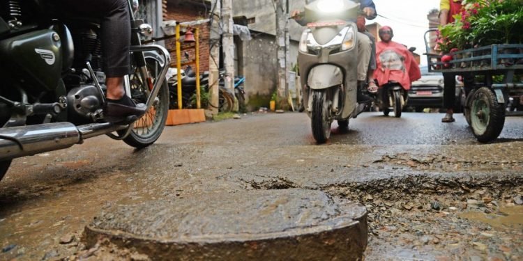 Kathmandu roads in bad condition; authorities seem unconcerned