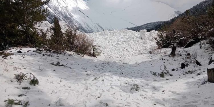 Avalanche in Manang