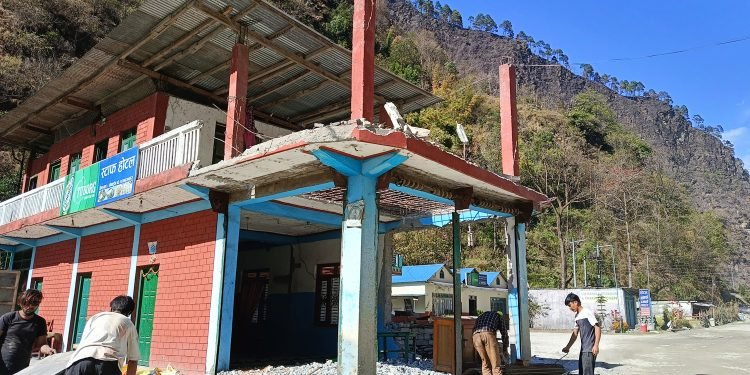 Beni-Jomsom-Korala road project: Demolition of houses in Tiplyang begins