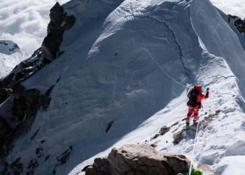 Team of 11 mountaineers climbs Makalu this afternoon