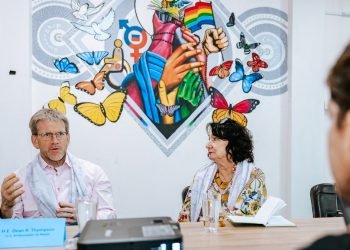 U.S. Ambassador Thompson meets with media fellows of USAID Civil Society