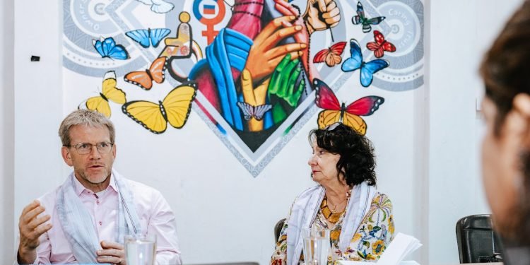 U.S. Ambassador Thompson meets with media fellows of USAID Civil Society