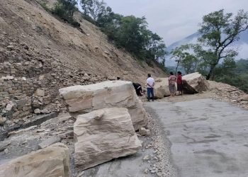 Landslip blocks Beshisahar-Chame roadway