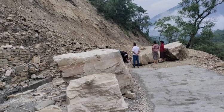 Landslip blocks Beshisahar-Chame roadway