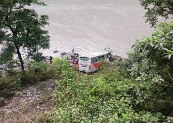 20 injured as two vehicles collide head on