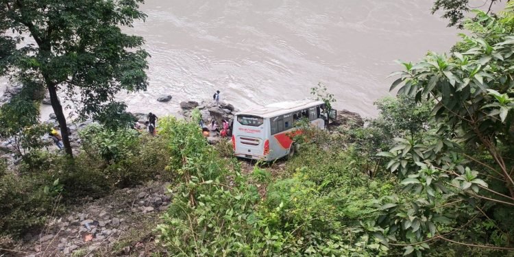 20 injured as two vehicles collide head on