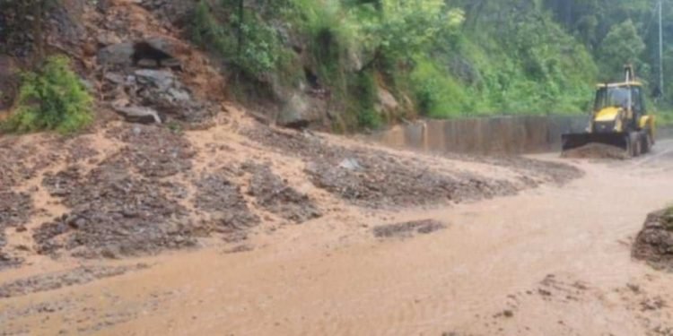 Landslide obstructs Araniko Highway