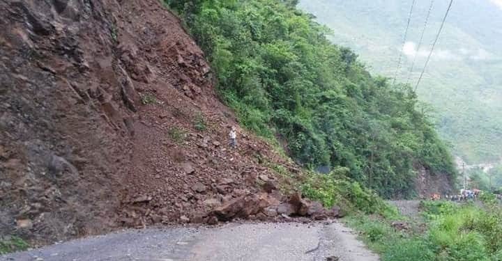 Landslide blocks Dharan-Dhankuta road