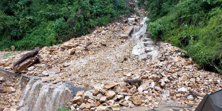 Dumre-Besisahar-Chame road blocked