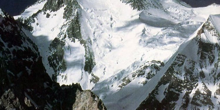 Eight climbers scale Gasherbrum I