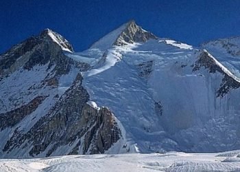 11 climbers from Seven Summit Treks climb Gasherbrum II