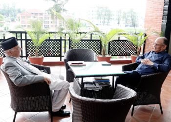 PM Dahal and UML Chairperson Oli meet