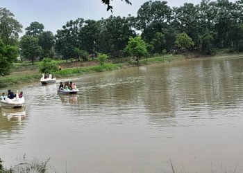 Water boat operative in Shova Taal