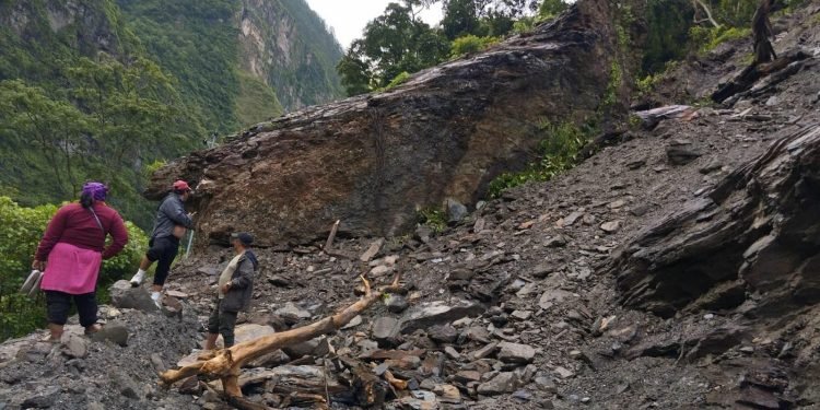 Beni-Jomsom road obstructed