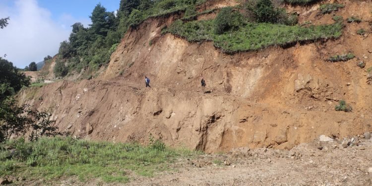 Panchdhare-Chakhewa road disrupted