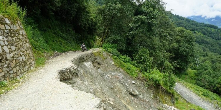 Ghodepani roadway obstructed
