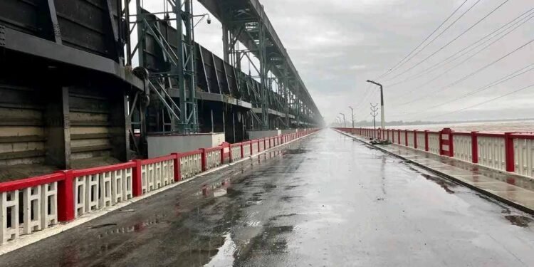 All traffic via Koshi Barrage closed as water flow crosses alarming level