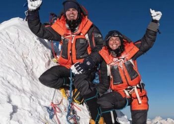 Scott and Shayna, deaf climbing duo, scale Manaslu this morning