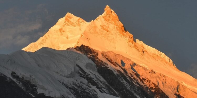 Sixteen climbers summit Manaslu this morning