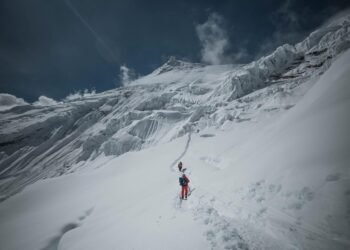 Eight climbers scale Manaslu this morning