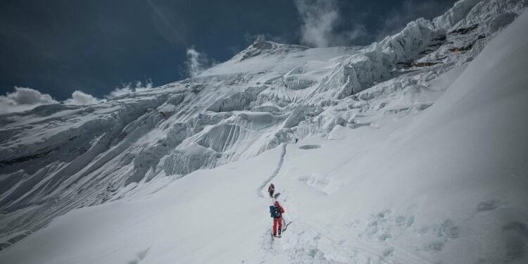 Eight climbers scale Manaslu this morning