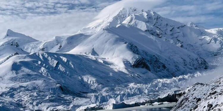 29 climbers summit Shishapangma; many set records