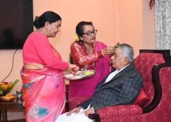 President receives ‘tika’ from sisters