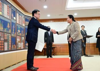 Ambassador Tumbahangphe presents credentials to RoK Acting President