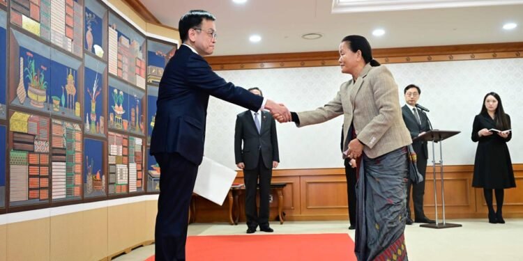 Ambassador Tumbahangphe presents credentials to RoK Acting President