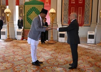 Ambassador Oli presents letter of credence to Cambodia’s King