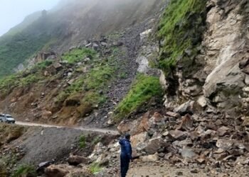 Dry landslide obstructs Beni-Jomsom road section