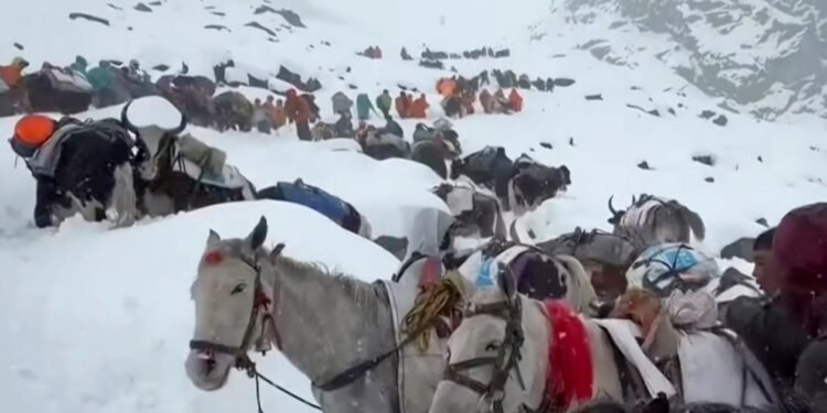 Snowstorm traps hundreds of hikers on Mount Everest during China’s national holiday