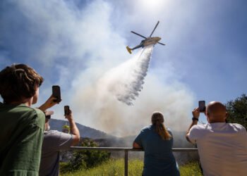 Brush fire near Los Angeles forces thousands to evacuate