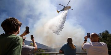 Brush fire near Los Angeles forces thousands to evacuate