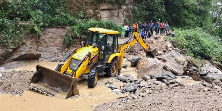 Flood-blocked Diktel-Chakhewa Bhanjyang road comes into operation