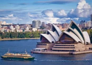 Australian population hits 28 mln
