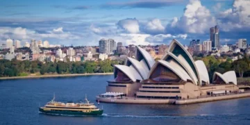 Australian population hits 28 mln