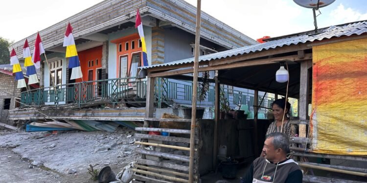 Businesses reopen after eastern Indonesia earthquake displaced thousands