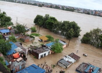 Flood forces all Susta residents to safety across Narayani River